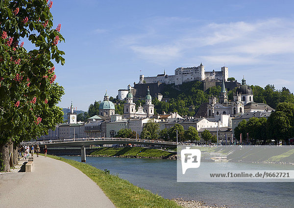 Blick auf die Altstadt und die Festung Hohensalzburg  Salzach  Salzburg  Österreich  Europa