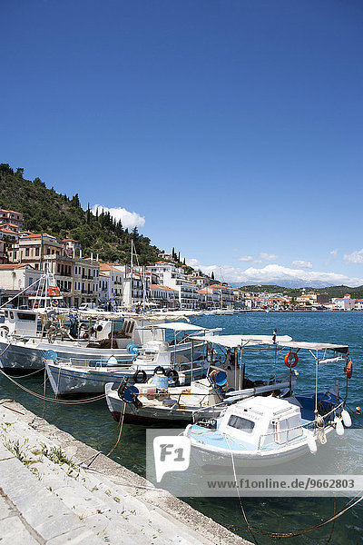 Hafenpromenade mit Fischerbooten  Gythio  Peloponnes  Griechenland  Europa