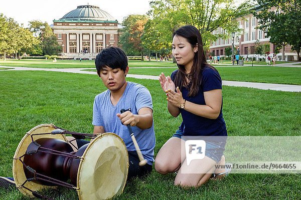 Schlagzeug Jugendlicher Frau Mann Junge - Person üben Student Campus Mädchen Trommel Illinois spielen