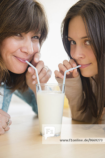 Interior zu Hause Jugendlicher trinken Mädchen Milch