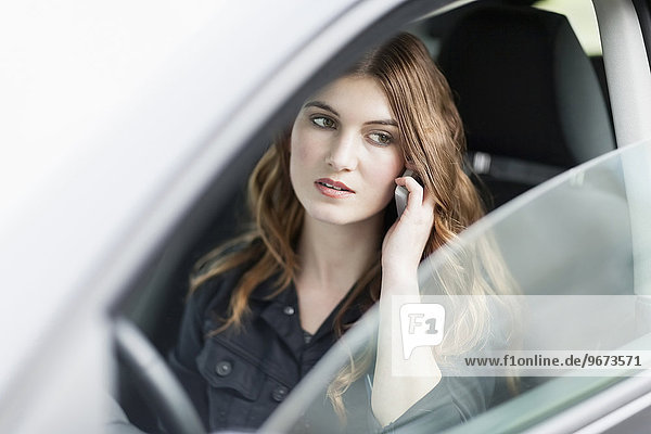 junge Frau junge Frauen Auto sprechen telefoniert