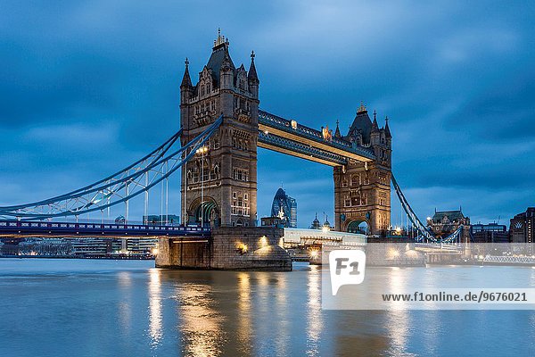 Vor der Morgendämmerung an der Tower Bridge in London  England  Großbritannien.