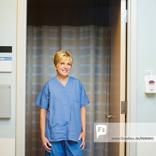 stehend lächeln Eingang Arzt Operationskittel Kittel