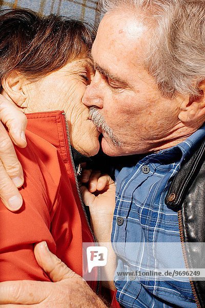 liegend liegen liegt liegendes liegender liegende daliegen Senior Senioren Decke küssen Close-up close-ups close up close ups