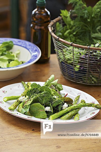 Salat mit grünem Spargel  Jungspinat und frischen Kräutern