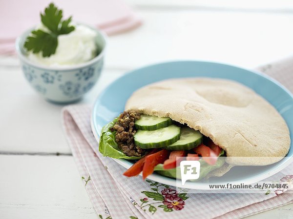 Gefülltes Pitabrot mit Hackfleisch und Gemüse
