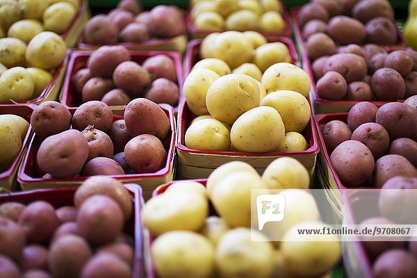 Rote und gelbe Kartoffeln in Spankörben auf dem Markt