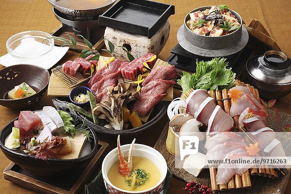 Partyplatte mit Rindfleisch  Suppe und Sashimi (Japan)