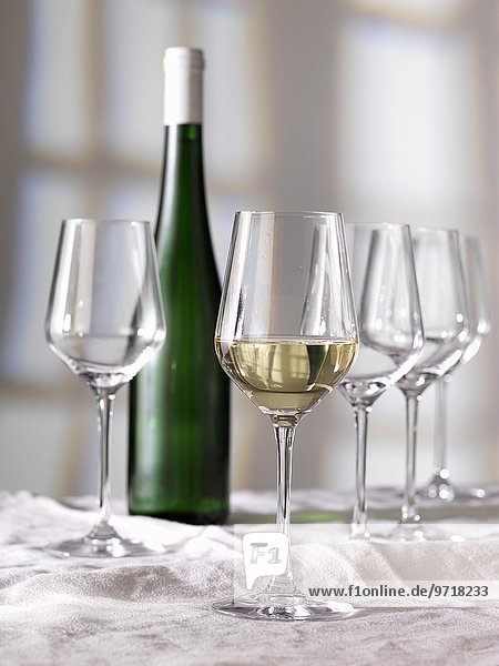 Weissweinglas  Weinflasche und leere Gläser
