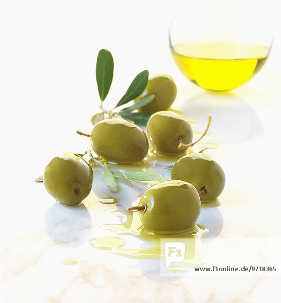 Grüne Oliven und Olivenöl