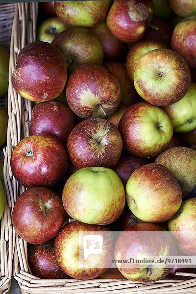 Viele Bio-Äpfel im Korb