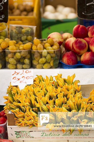 Zucchiniblüten  Trauben und Nektarinen auf dem Markt