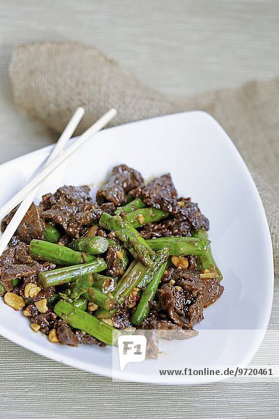 Gebratenes Rindfleisch mit Erdnüssen und Spargel (Asien)