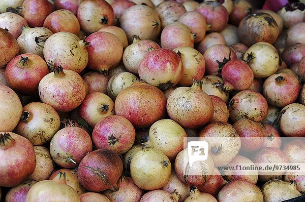 'Granatäpfel auf einem Haufen  Stand stand auf dem jährlichen Markt ''Fira de Tots Sants''  Cocentaina  Provinz Alicante  Spanien  Europa'