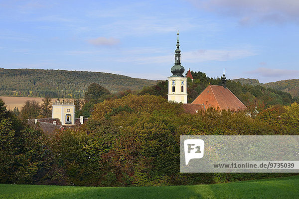 Das Zisterzienserkloster mit der Stiftskirche im Herbst  Stift Heiligenkreuz  Heiligenkreuz  Niederösterreich  Österreich  Europa
