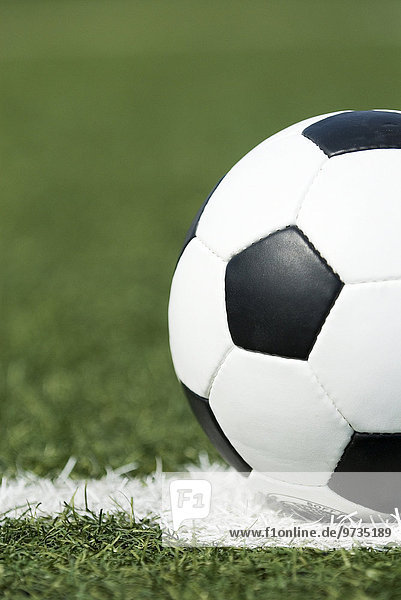 Fußball im schwarz-weißen Klassik-Look liegt auf dem Anstoßpunkt