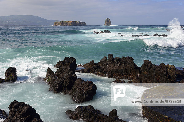 Wellen  Ausblick auf Inseln Deitado und Em Pe  Areia Funda  Pico  Azoren  Portugal  Europa