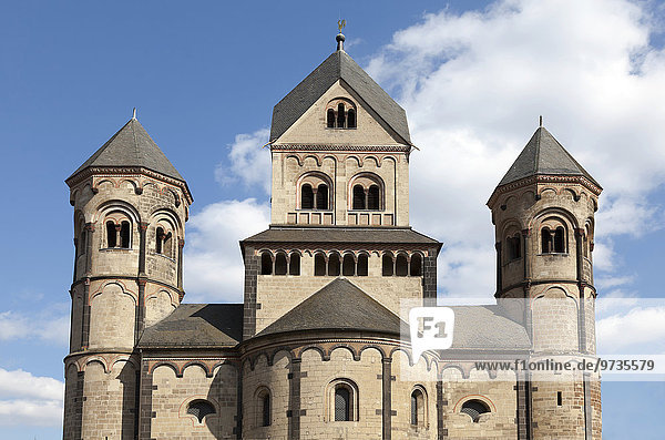 Die romanische Klosterkirche der Benediktinerabtei Maria Laach  Eifel  Rheinland-Pfalz  Deutschland  Europa