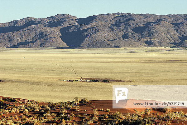Ausblick auf Sanddünen der südlichen Ausläufer der Namib-Wüste und die Gunsbewys Farm  hinten die Tiras-Berge  Namibia  Afrika
