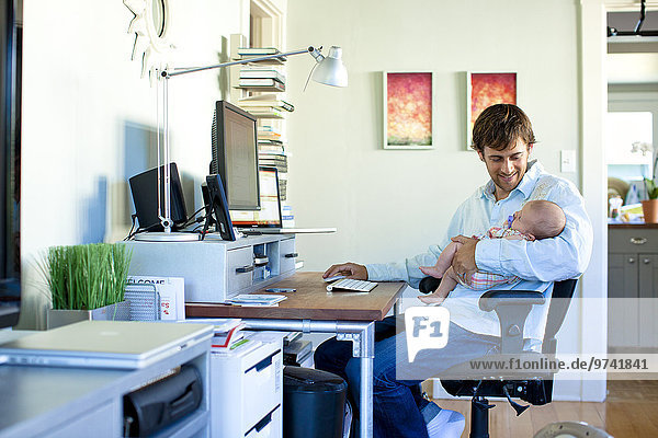 Europäer Menschlicher Vater arbeiten halten Baby Heimarbeitsplatz