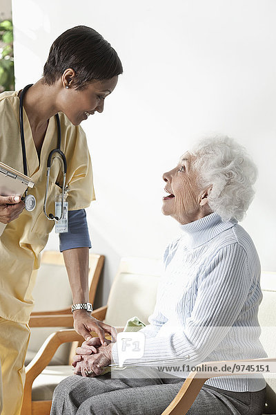 Frau sprechen Senior Senioren