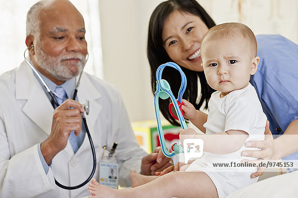 Junge - Person Arzt Baby Untersuchung