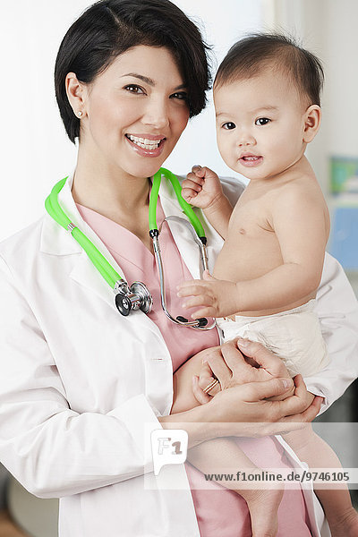 lächeln Arzt halten Büro Baby