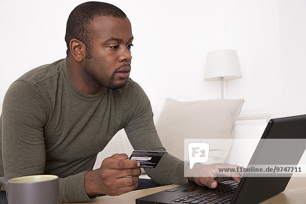 Mann Internet schwarz kaufen Kredit Kreditkarte Karte
