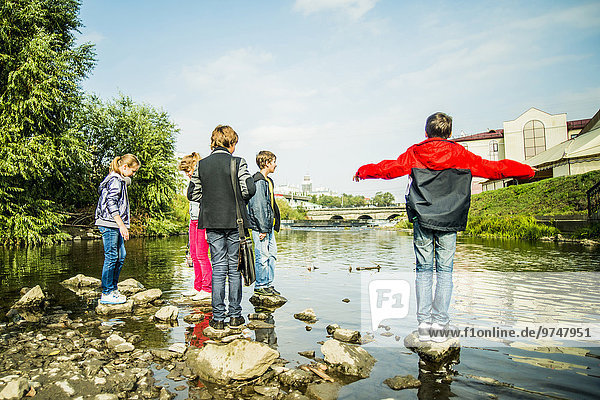 Felsbrocken Europäer Fluss spielen