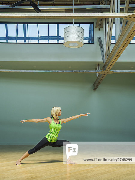 Europäer Frau üben Yoga Studioaufnahme