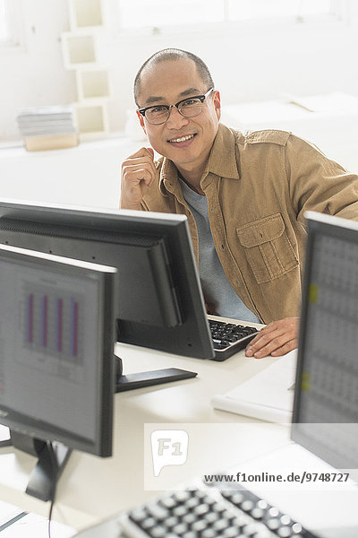 Computer Schreibtisch Geschäftsmann lächeln Büro südkoreanisch