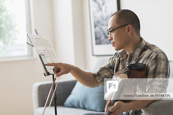 Handy benutzen Zimmer Musiker südkoreanisch Wohnzimmer