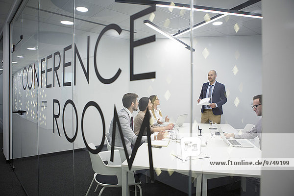 Europäer sprechen Mensch Büro Menschen Geschäftsbesprechung Besuch Treffen trifft Business