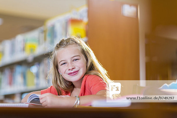 Europäer Schreibtisch lächeln Bibliotheksgebäude Student