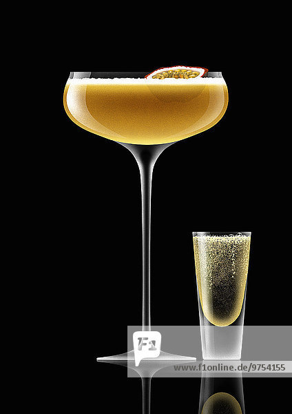 Pornstar Martini Cocktail mit Sekt im Schnapsglas