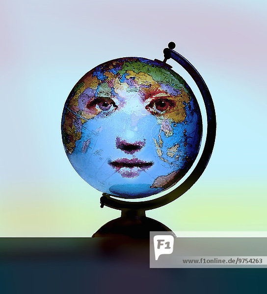 Gesicht einer Frau auf einem Globus