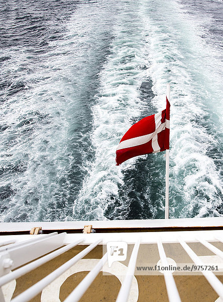 Dänemark  Dänische Flagge auf der Fähre auf dem Meer