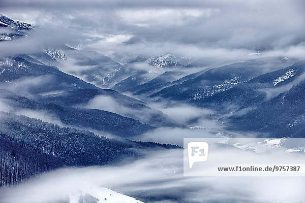 Spanien  Navarra  Roncal-Tal  Nebel in den Bergen