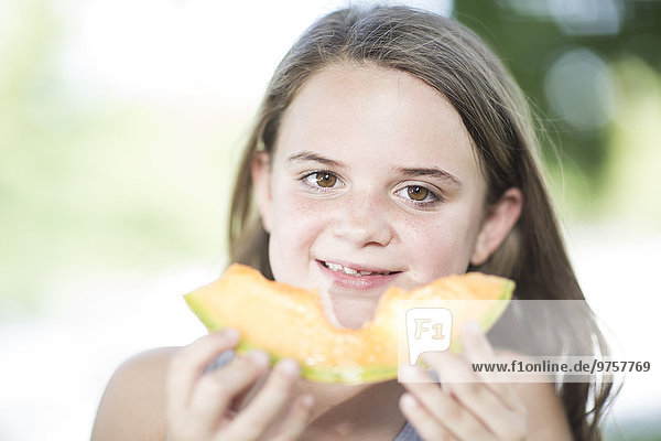 Porträt eines Mädchens  das eine Melone isst