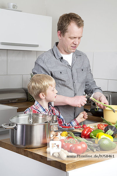 Vater und Sohn kochen