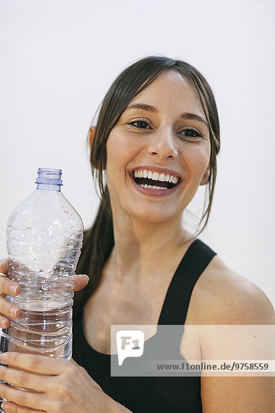Porträt der lachenden Frau mit Wasserflasche