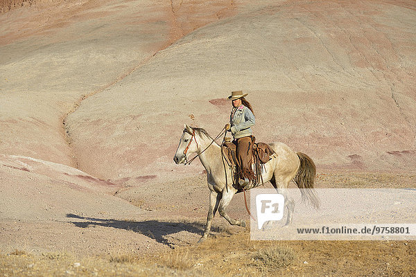 USA  Wyoming  Cowgirl Reiten in Badlands