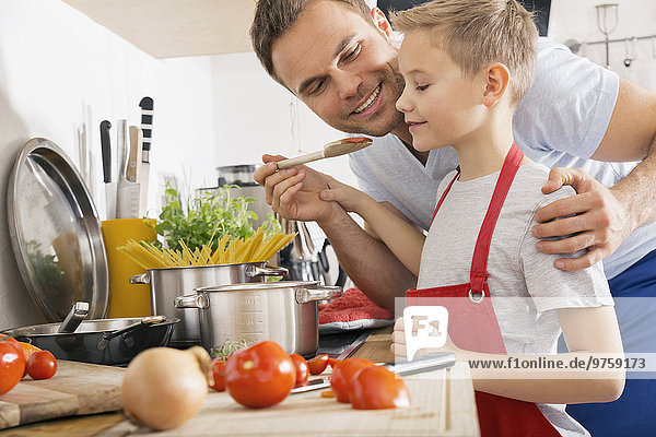 Vater und Sohn kochen gemeinsam