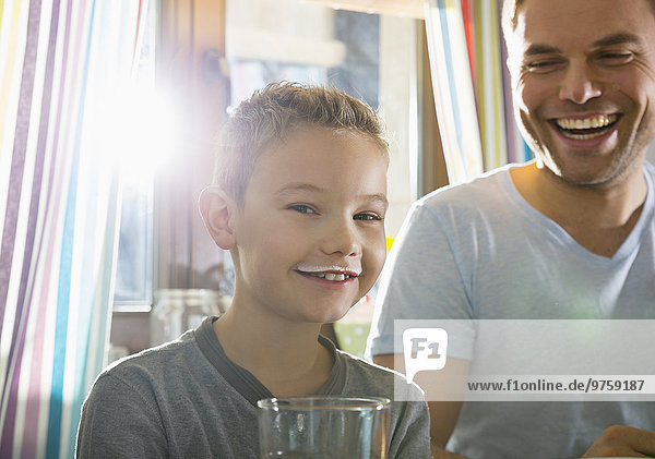 Porträt eines Jungen mit Milchschnurrbart