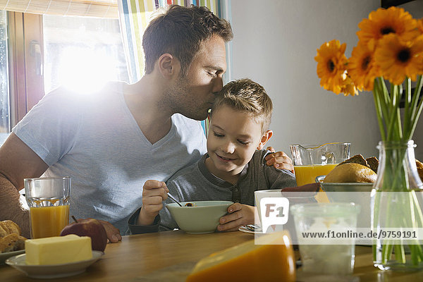 Vater und Sohn beim gemeinsamen Frühstück