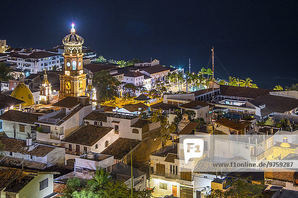 Mexiko  Puerto Vallarta  bei Nacht  Innenstadt mit Kirchturm