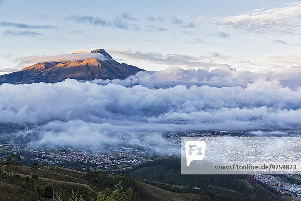 Südamerika  Ecudador  Imbabura Provinz  Ibarra  Imbabura Vulkan und Nebel am Morgen