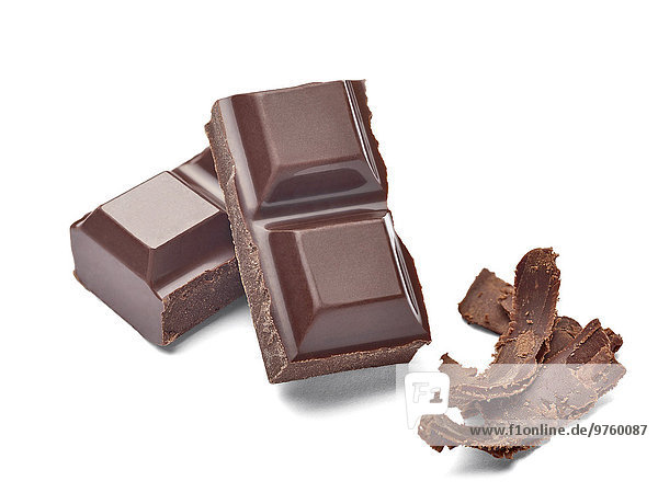 Schokoriegel und Schokoladenrasur auf weißem Hintergrund