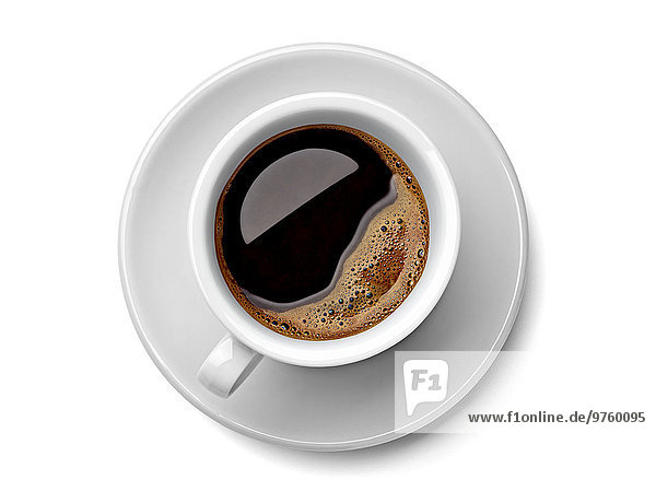 Tasse schwarzer Kaffee auf weißem Hintergrund