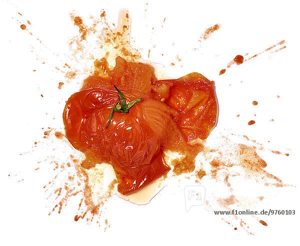 Zerkleinerte Tomate auf weißem Hintergrund